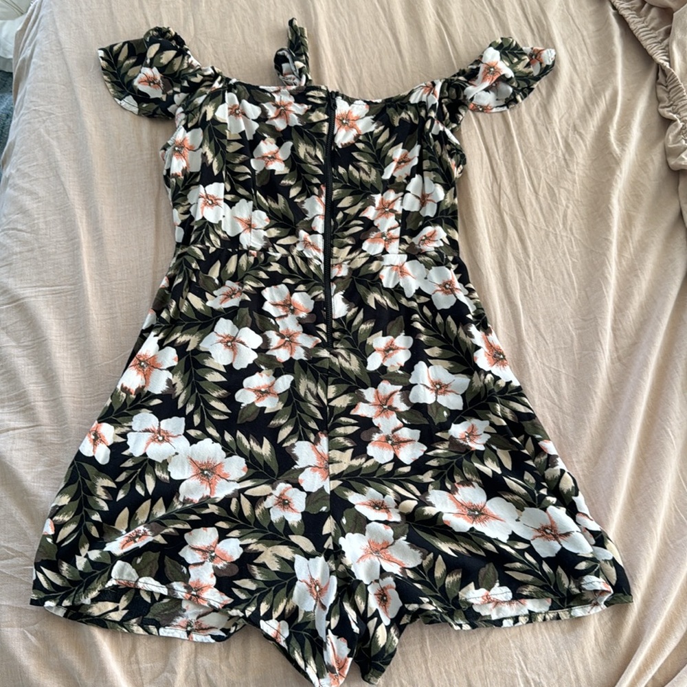 Small Volcom romper - Picture 4 of 4